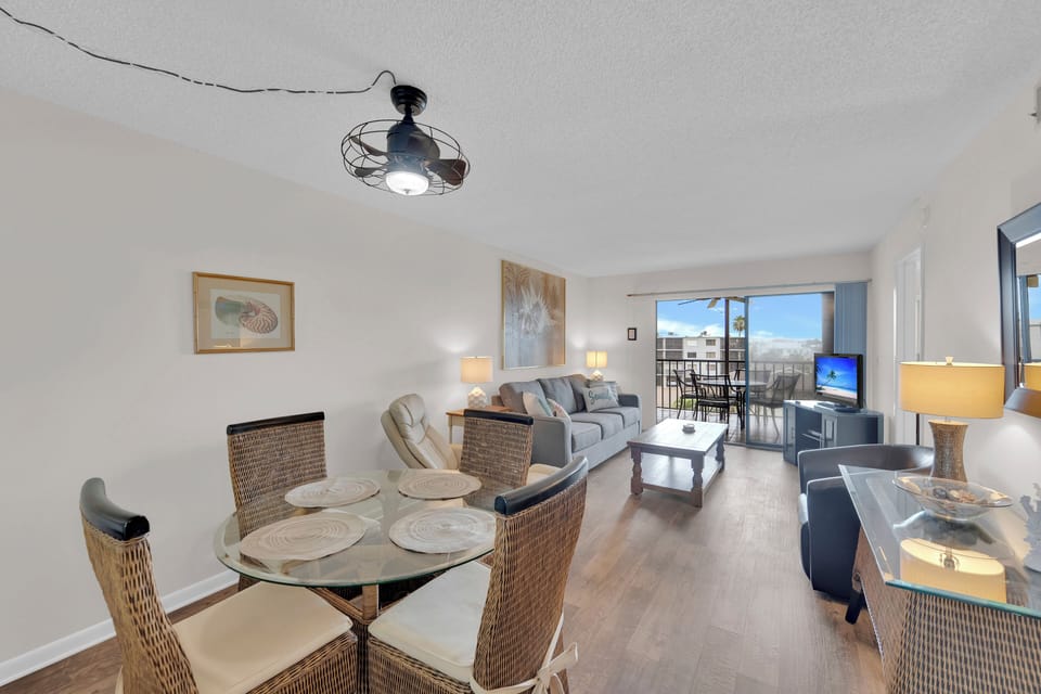 Dining for 4 at Fairview Isles 325