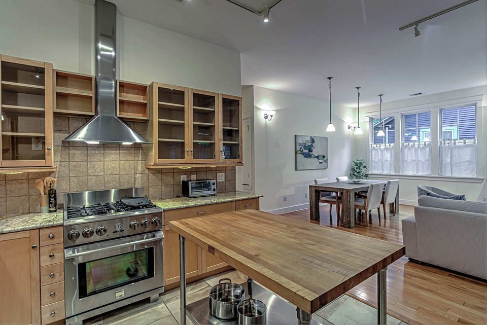 Prep, cook, and entertain in this elegant chef’s kitchen.