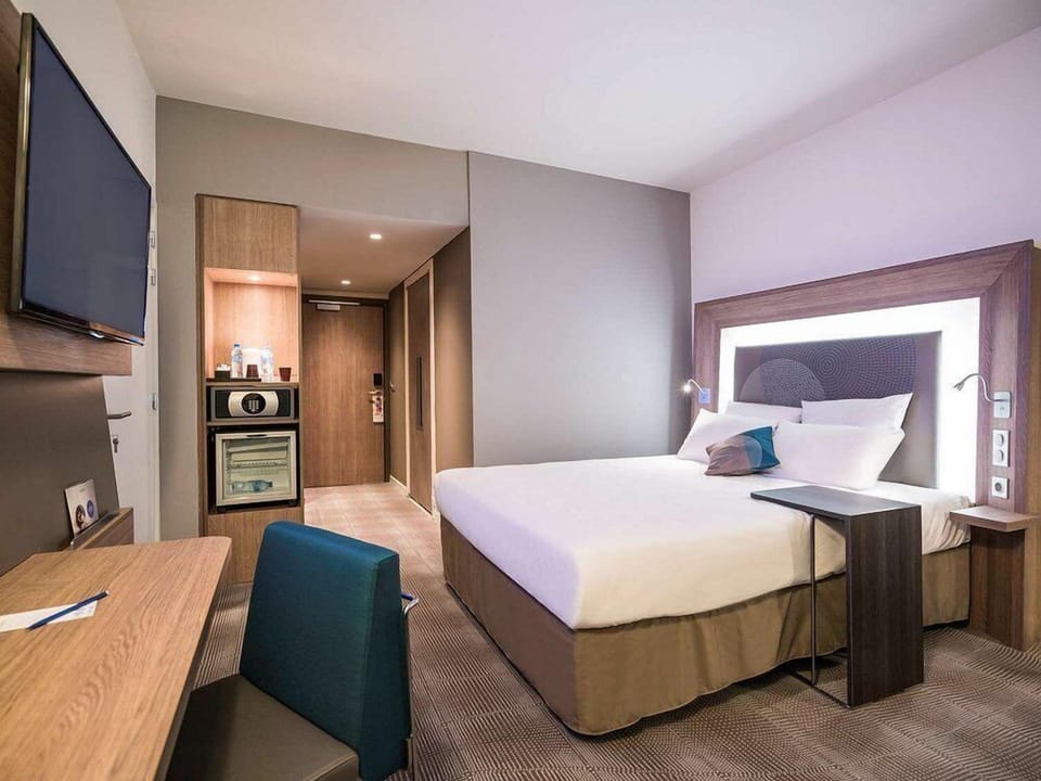 Business Room, 1 Queen Bed, Non Smoking, Private Bathroom | Premium bedding, minibar, in-room safe, laptop workspace