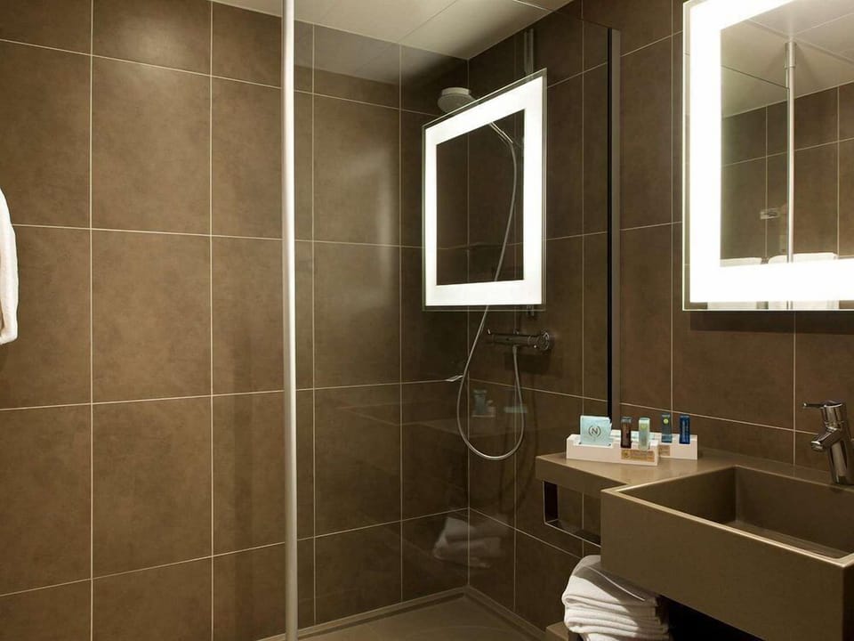 Classic Twin Room | Bathroom | Combined shower/tub, free toiletries, towels, soap