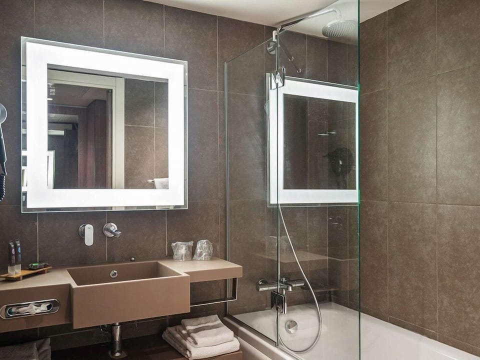 Combined shower/tub, free toiletries, towels, soap