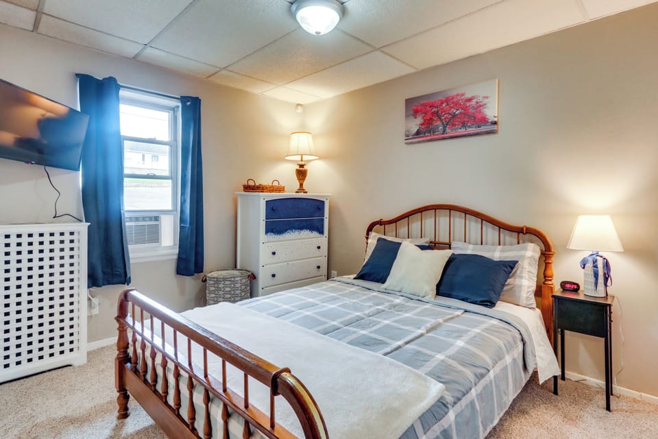 Bedroom | Queen Bed | Linens Provided
