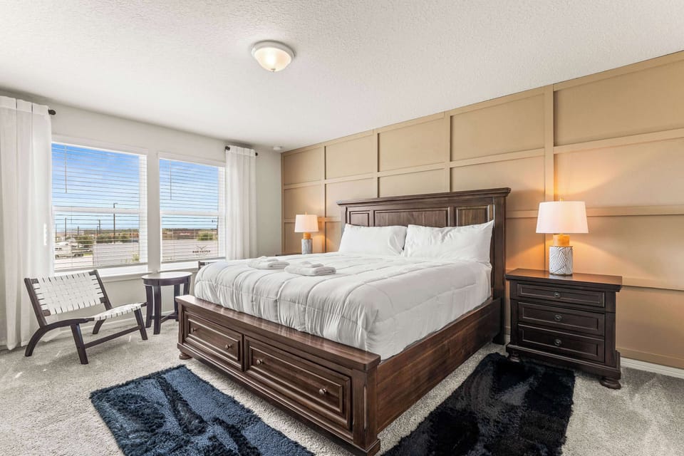 Bedroom 4 with king bed, Smart TV, and ensuite