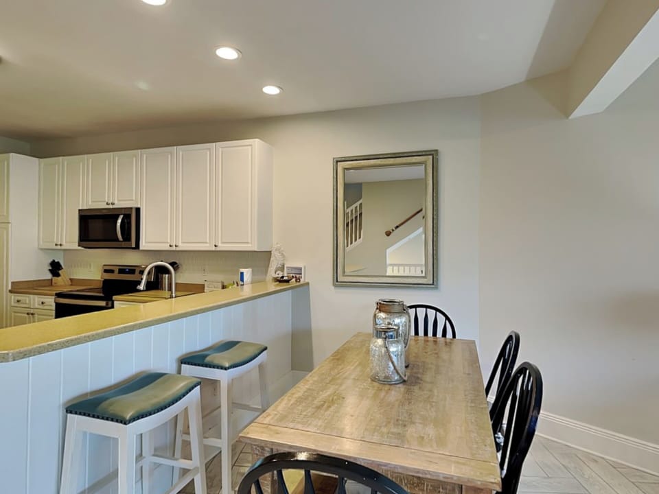 Dining Area and Breakfast Bar, Second Floor