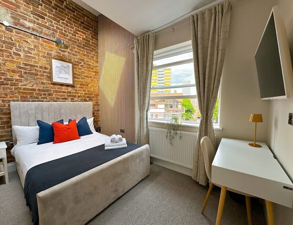 Business Suite, Ensuite, City View (3) | Desk, laptop workspace, WiFi (free)