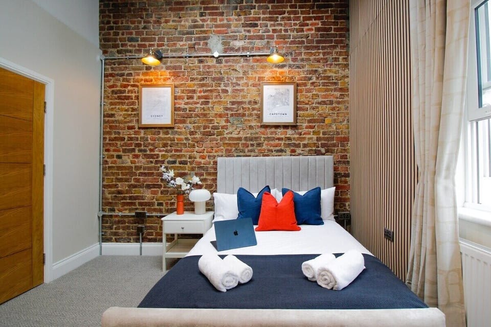 Business Suite, Ensuite, City View (3) | Desk, laptop workspace, free WiFi