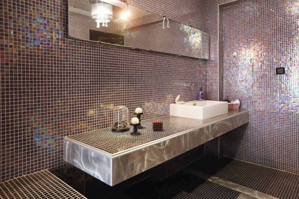 Elegant Bathroom with Contemporary Features and High-Quality Fixtures