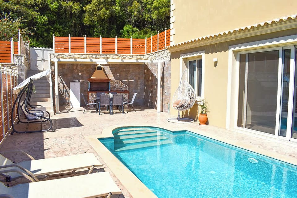 Shaded Patio by the Pool – Covered terrace with outdoor seating, ideal for enjoying coffee or evening drinks.