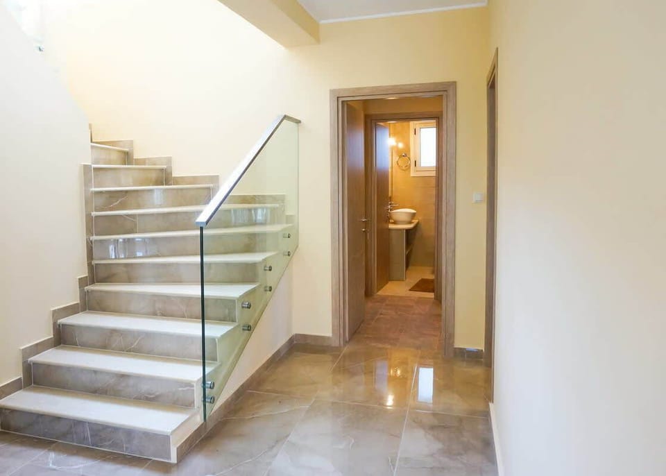 Elegant Staircase and Bright Entryway – Modern staircase connecting the villa’s levels, adding character and style.