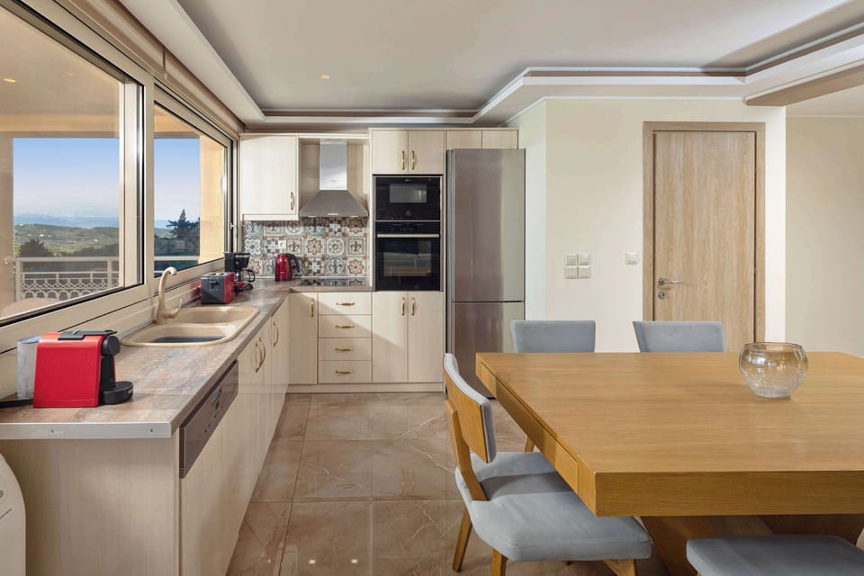 Modern Kitchen & Dining Area Designed for Gatherings
A welcoming open-plan area perfect for cooking, sharing meals, and spending time together in a bright Mediterranean atmosphere.