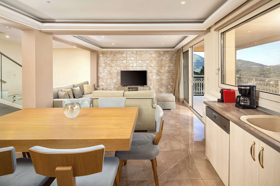 Spacious dinning area to enjoy your meals along with the calmness and coziness of the space 