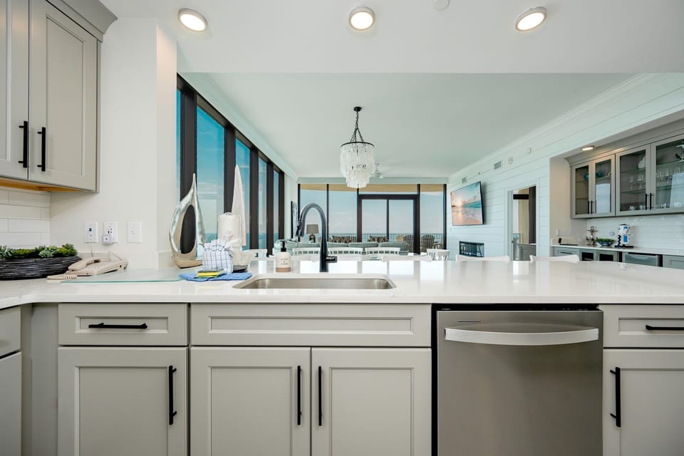 Condo, 4 Bedrooms | Private kitchen | Coffee/tea maker, fridge, oven