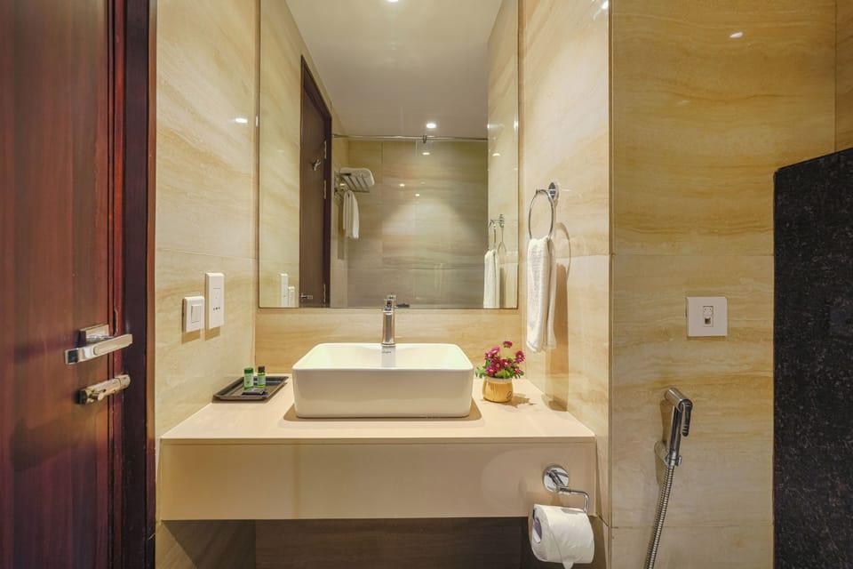 Deluxe Room, City View | Bathroom | Shower, free toiletries, soap, shampoo