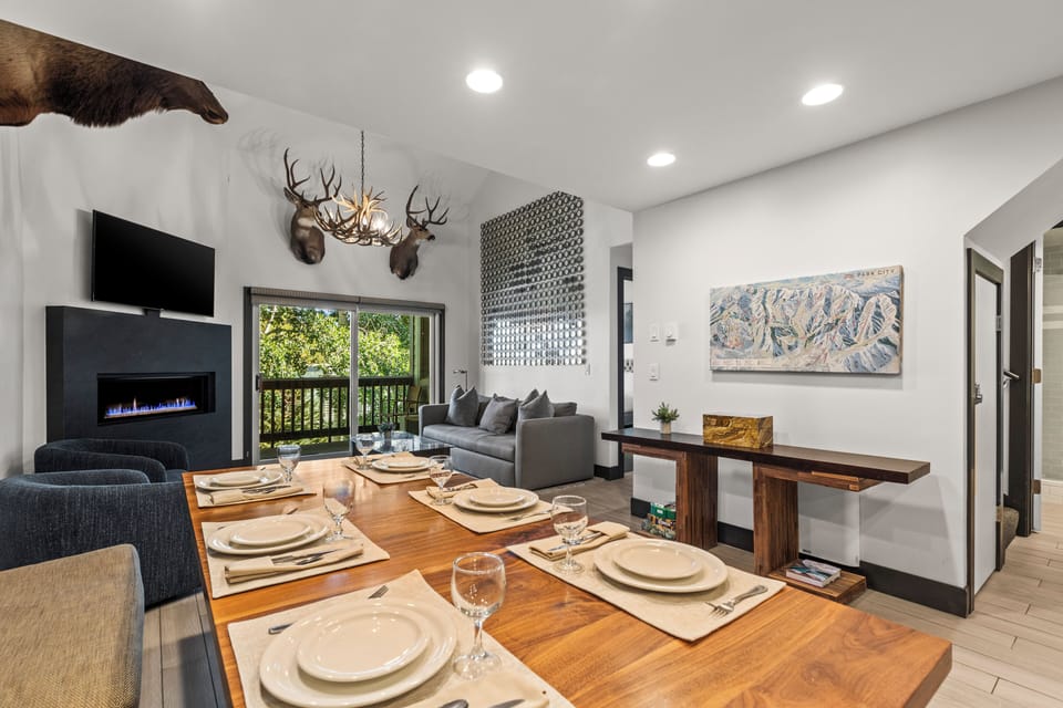 Snow Flower 126 has a dining area with seating for 8 guests.
