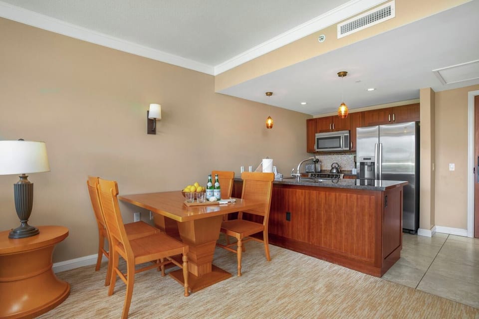     The perfect space to enjoy food, friends, and unforgettable Maui moments. HKH-524
