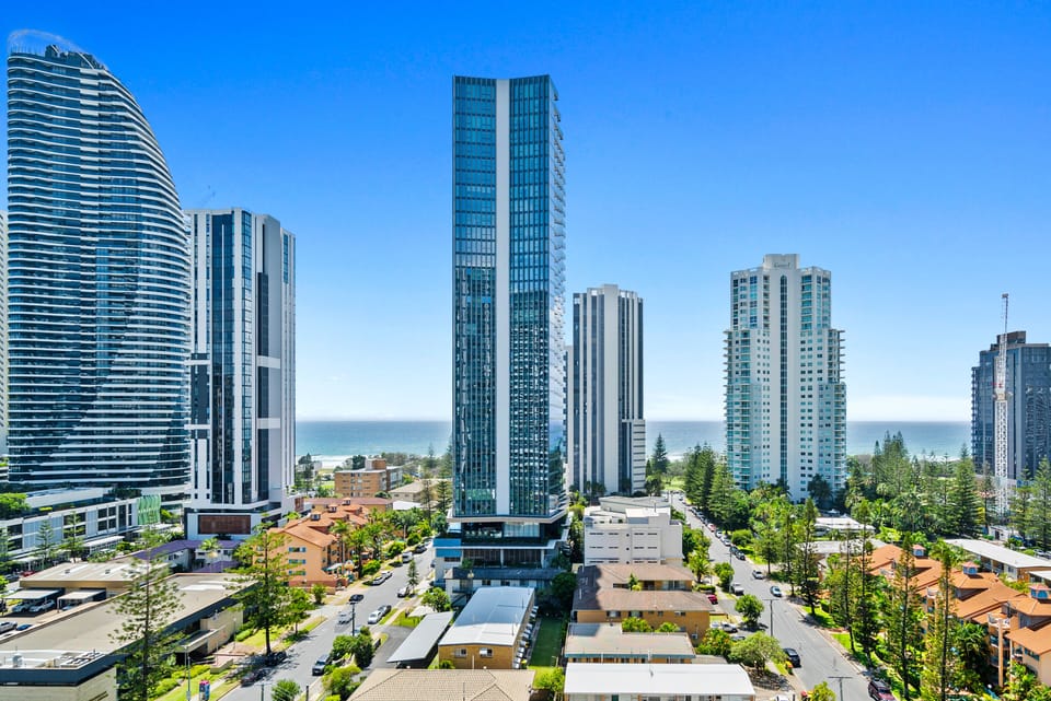 Wake to a coastal skyline and glimpse the ocean beyond, with Kurrawa Beach and Broadbeach’s vibrant precinct just minutes away.