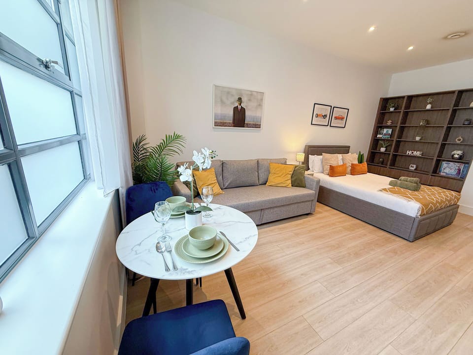 Bright open-plan studio flat near St John’s Wood, Regent’s Park, Paddington