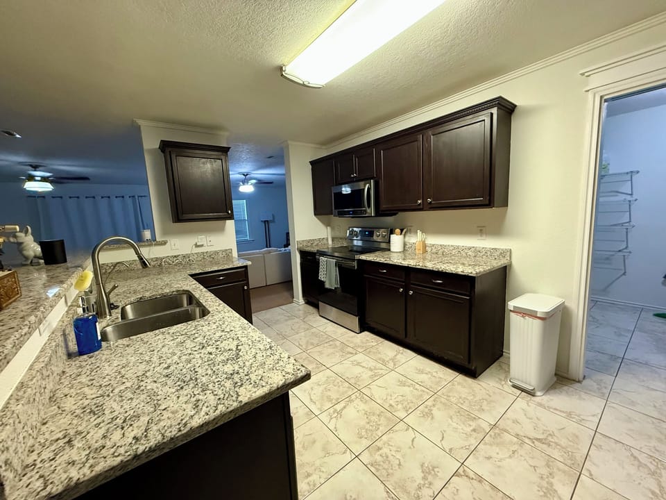 Kitchen - granite countertops