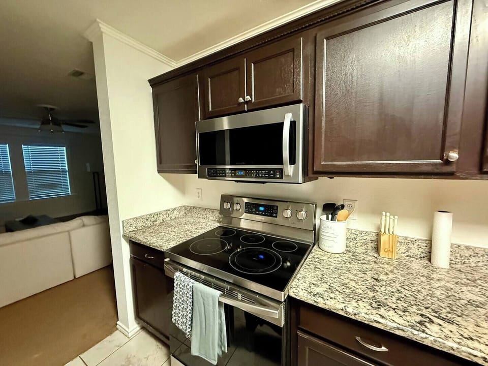 Kitchen - electric stove, granite countertops