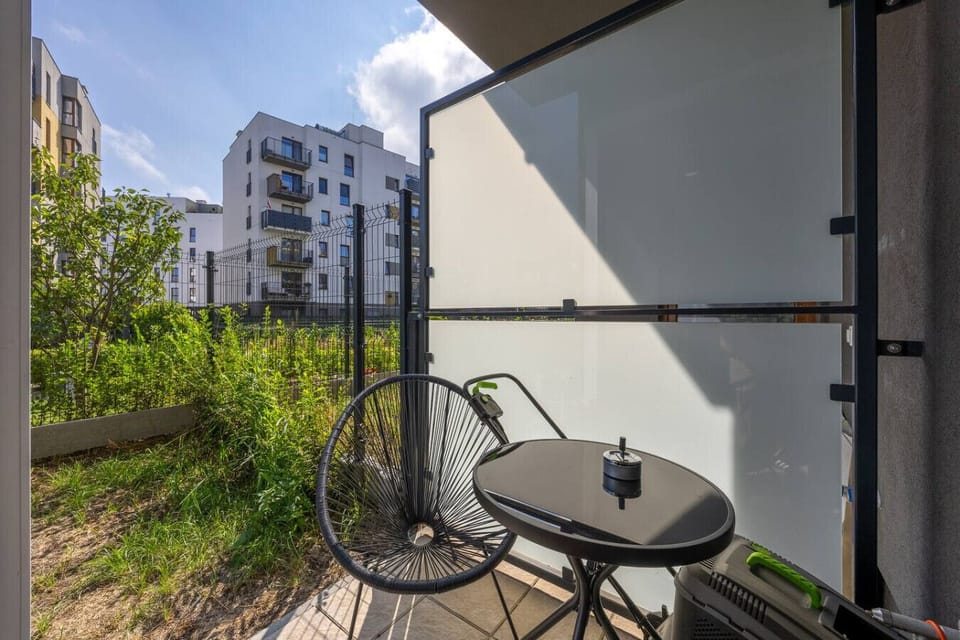 Private Garden with Cozy Patio Seating – Perfect for Morning Coffee or Relaxing Evenings | Book Now with RENTUJEMY.COM