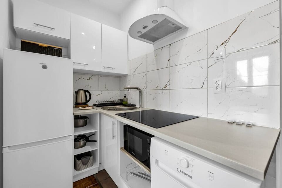 Kitchen with Fridge, Microwave, Stovetop | Book Now with RENTUJEMY.COM