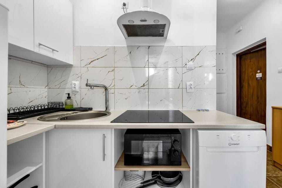 Kitchen with Fridge, Microwave, Stovetop | Book Now with RENTUJEMY.COM