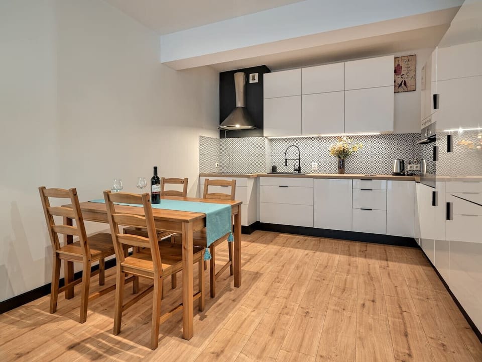Fully Equipped Kitchen with Dining Area | Book Now with RENTUJEMY.COM