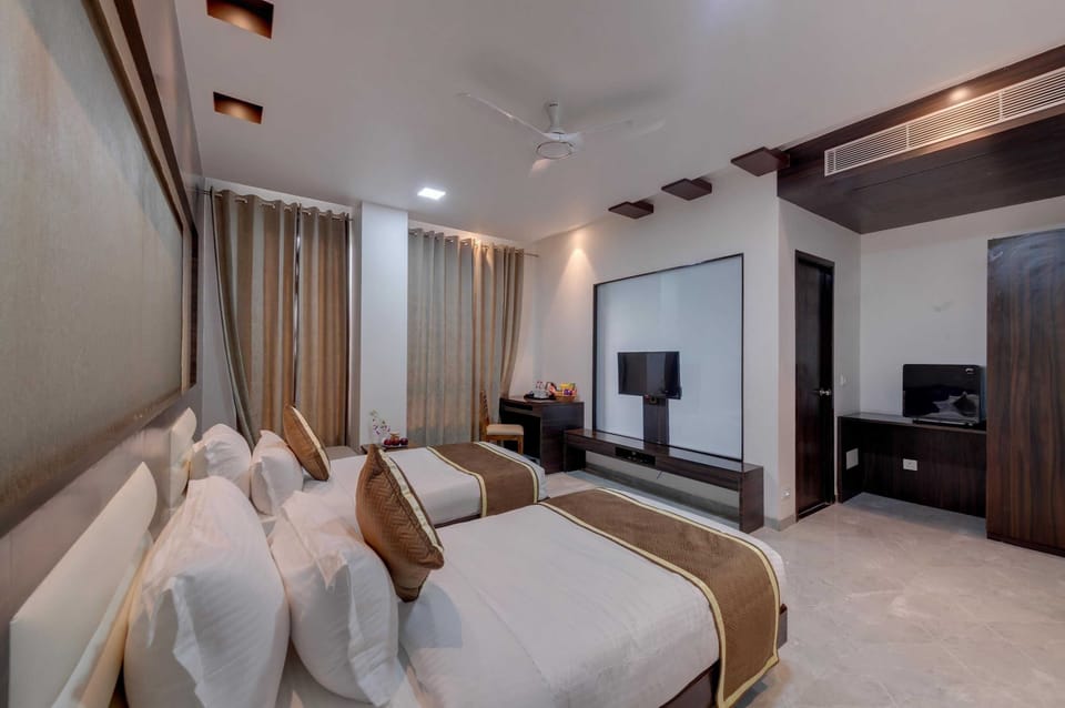 Deluxe Double Room, 2 Twin Beds, Pets Allowed | Premium bedding, memory foam beds, minibar, in-room safe