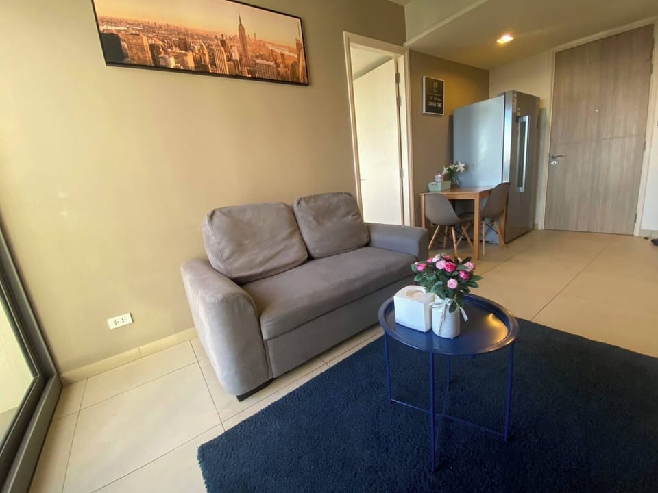 Apartment, 2 Bedrooms, Accessible, Smoking | Living room