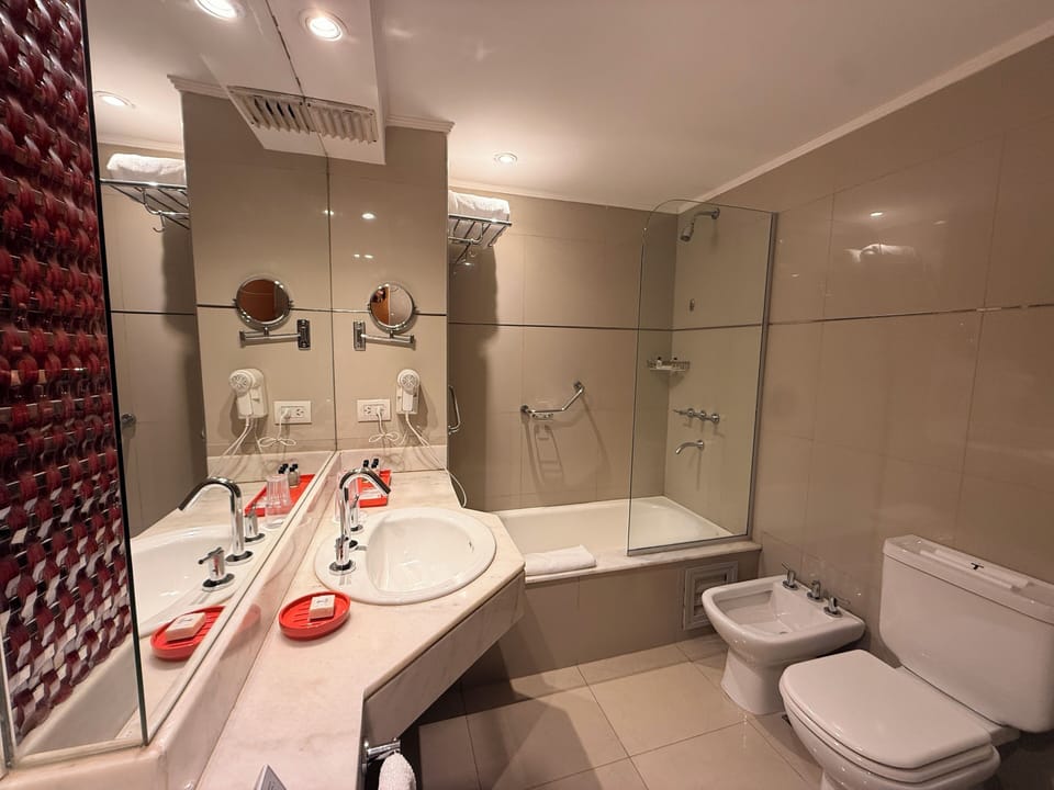 Combined shower/tub, bidet, towels