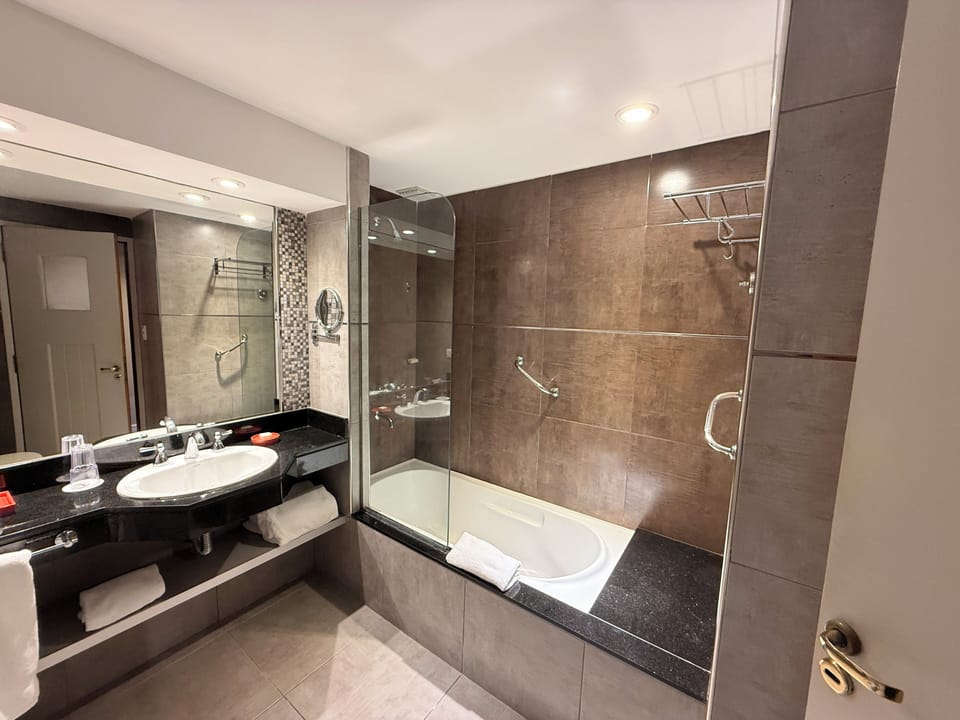 Combined shower/tub, bidet, towels