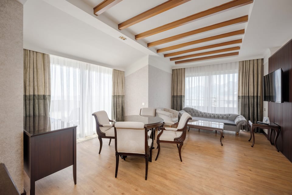 Senior Suite | Living area | LCD TV, foosball, table tennis, books