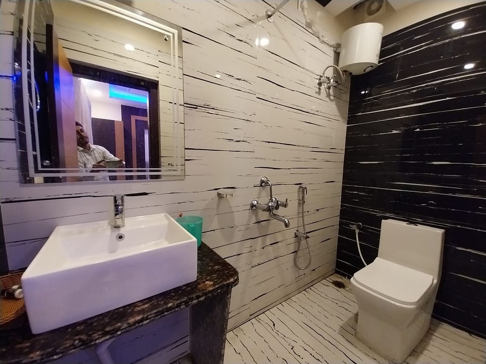 Queen Room | Bathroom