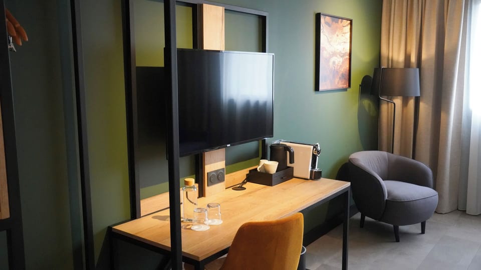 Superior Room, 1 King Bed, Non Smoking (with Sofabed) | Living area | 42-inch flat-screen TV with cable channels, offices