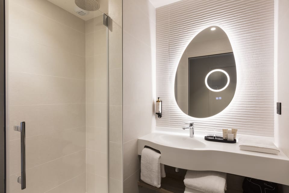Shower, rainfall showerhead, free toiletries, hair dryer