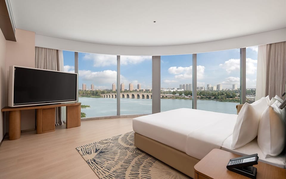 Premium Suite, 1 King Bed | Premium bedding, down comforters, pillowtop beds, free minibar items