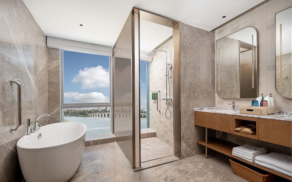 Deluxe Suite, 1 King Bed | Bathroom | Free toiletries, hair dryer, bathrobes, slippers
