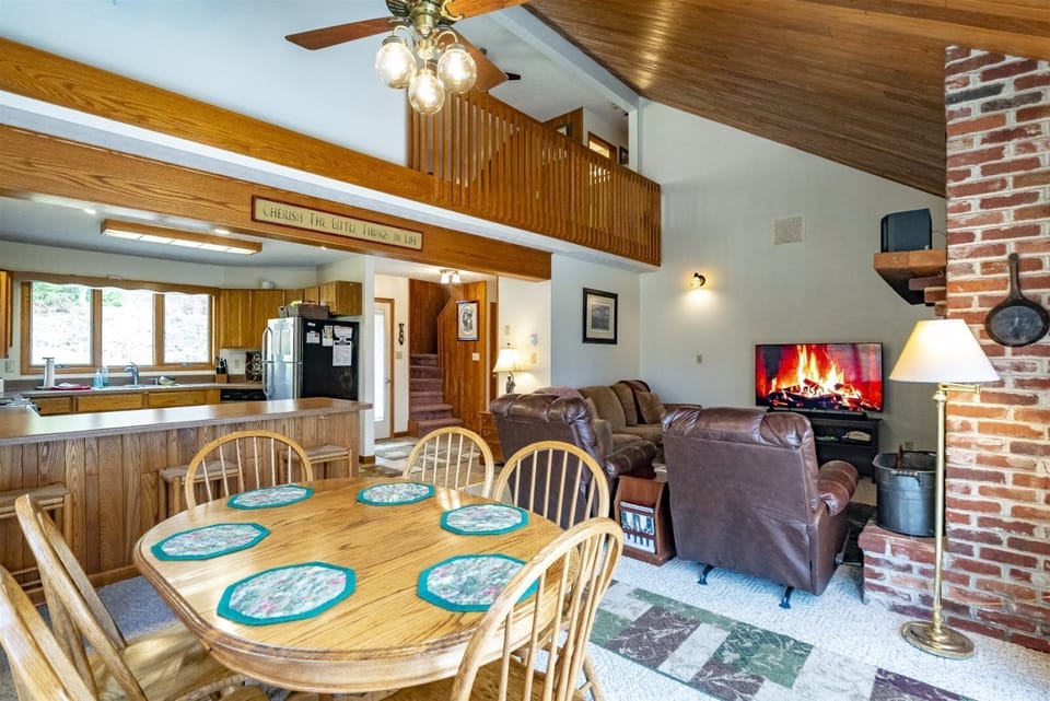 Main Floor Dining Area 