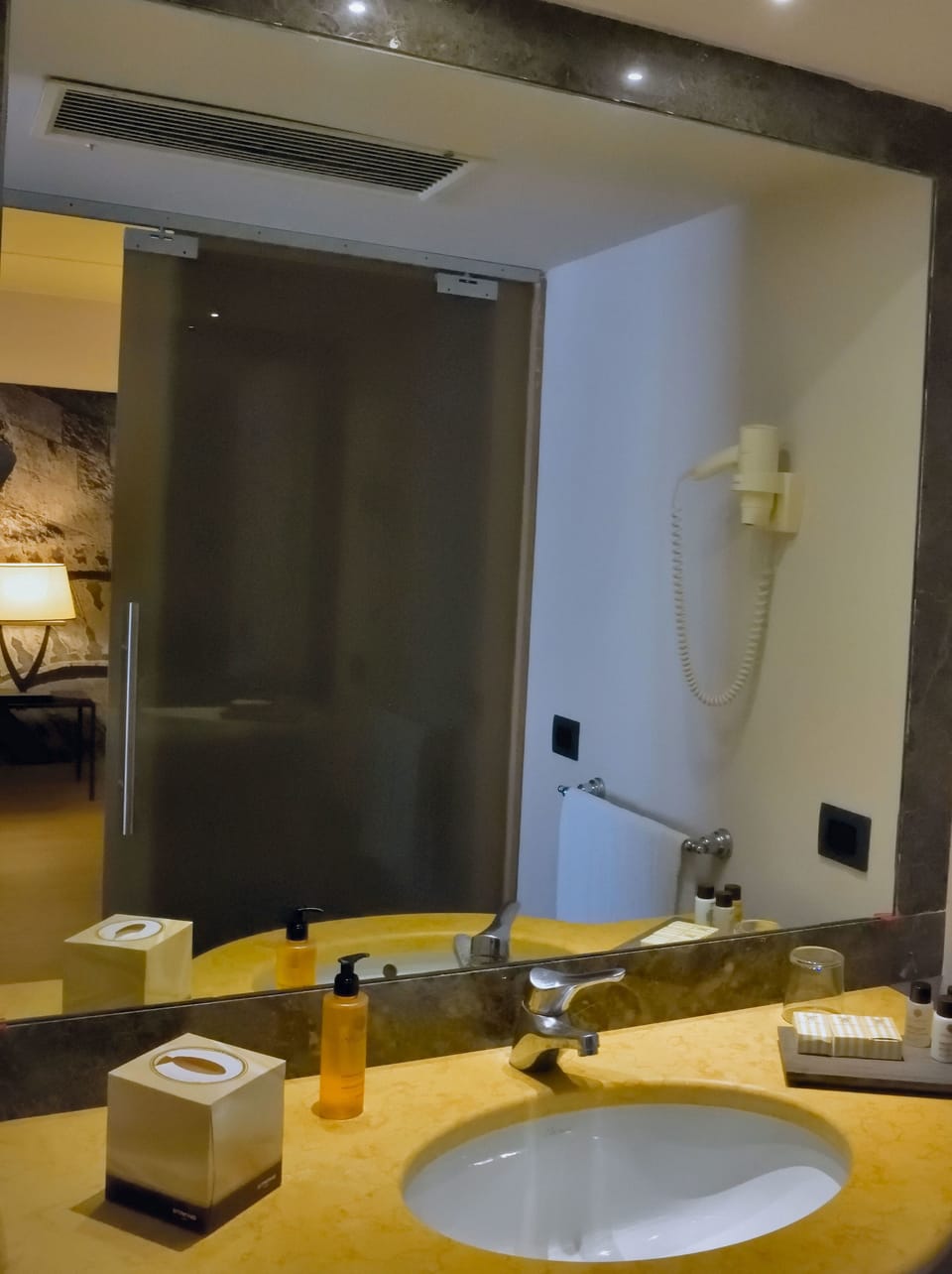 Junior Suite Double or Twin Beds | Bathroom | Free toiletries, hair dryer, bidet, towels