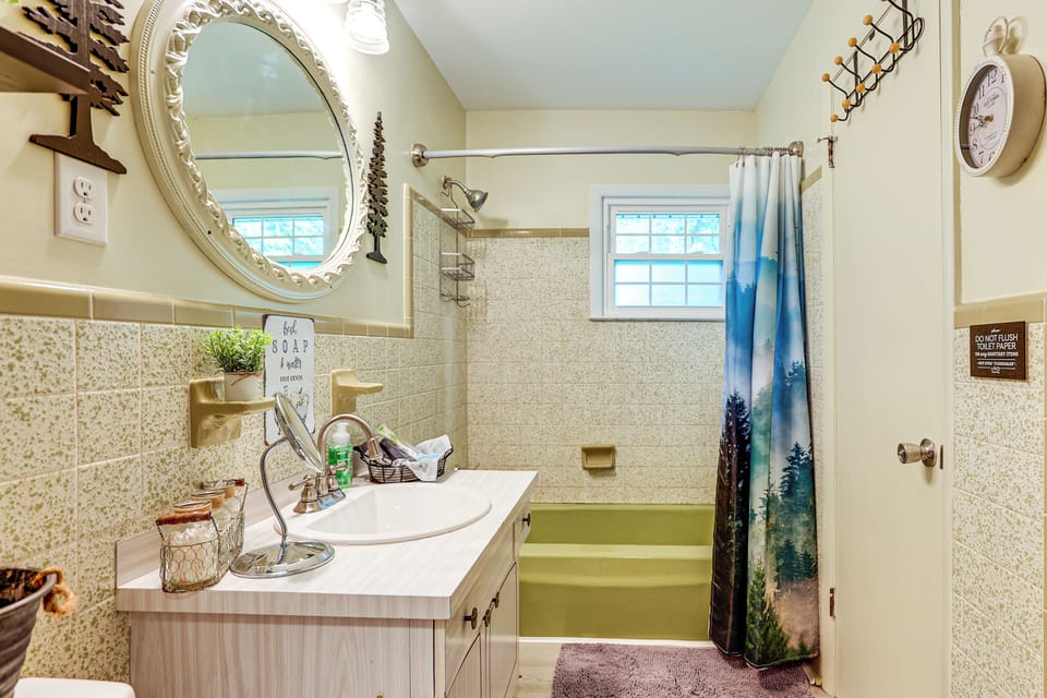Full Bath | 1st Floor | Complimentary Toiletries | Towels Provided