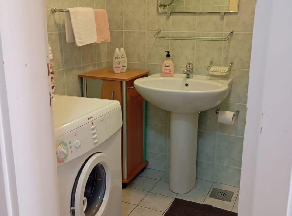 Apartment (Apartment Tonco Baška Voda With Sea ) | Bathroom | Shower, towels