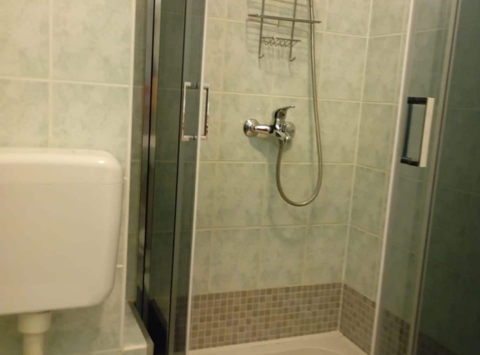 Apartment (Apartment Tonco Baška Voda With Sea ) | Bathroom | Shower, towels