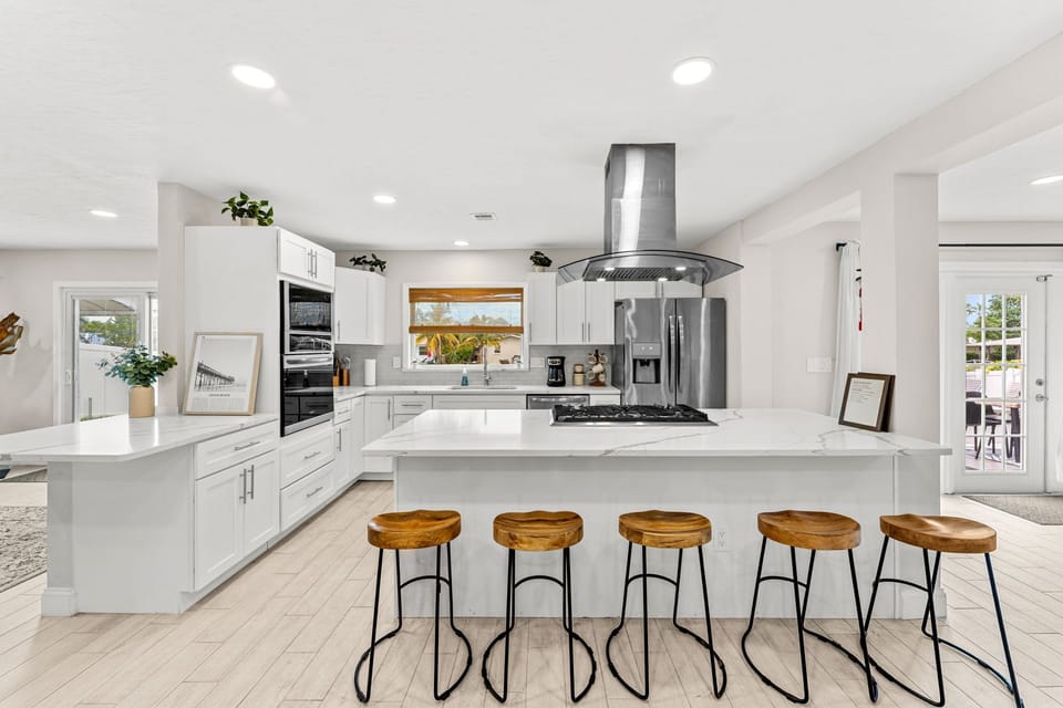 Sleek fully equipped kitchen with everything you need!