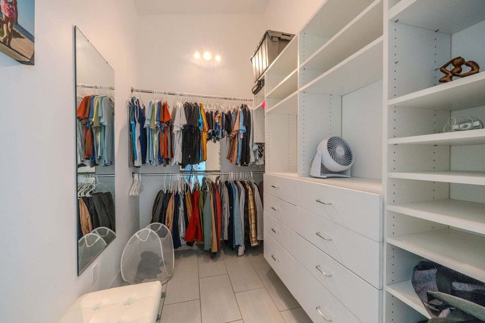 👕 Organized, spacious, and effortless.  
Hangers, shelves, and seating—everything guests need, right where they expect it.