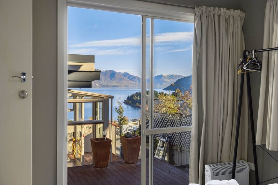 Queen Room: Stunning lake and mountain views from your private balcony!