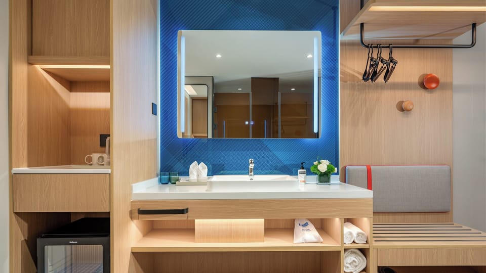 2 Single Standard | Bathroom | Shower, hydromassage showerhead, free toiletries, hair dryer