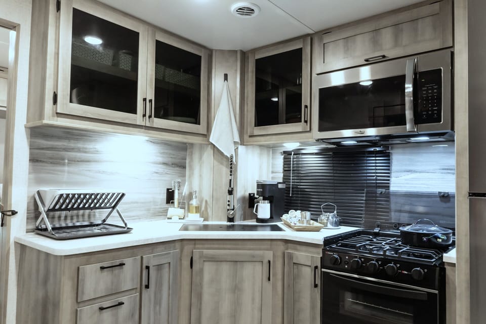 Fully stocked kitchen: oven/stovetop, microwave, pots/pans, dishes, utensils etc