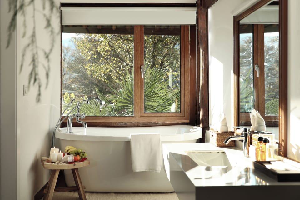Superior Suite, Courtyard View | Private spa tub