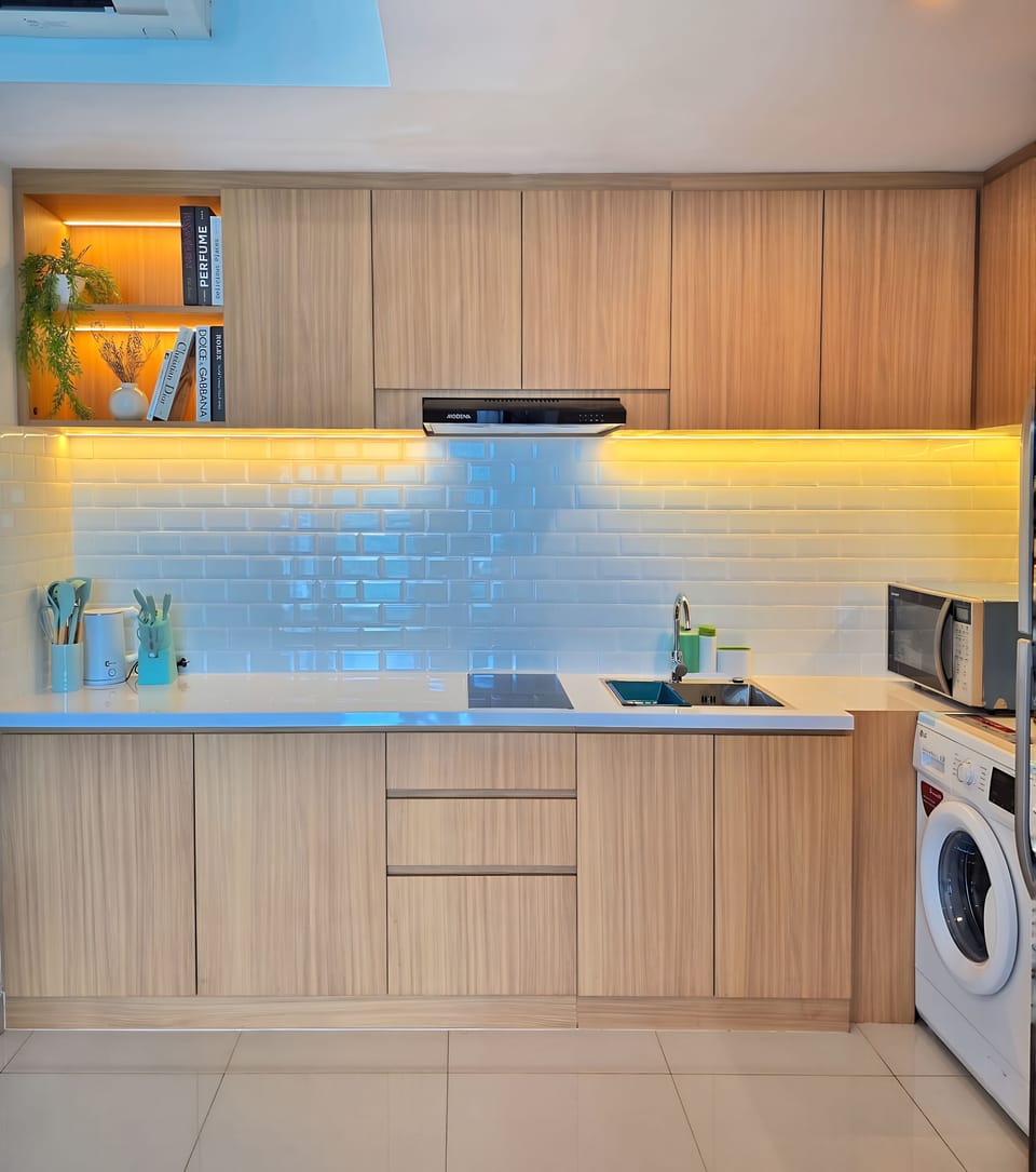 Apartment, 1 Bedroom, City View | Private kitchen | Fridge, microwave, stovetop, cookware/dishes/utensils