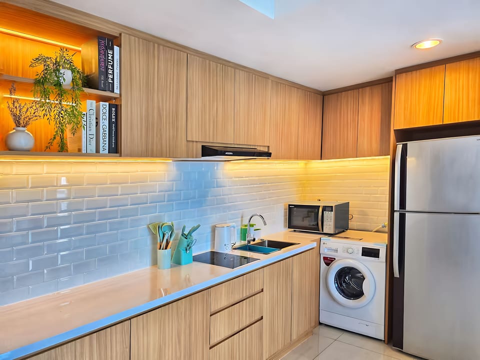 Apartment, 1 Bedroom, City View | Private kitchen | Fridge, microwave, stovetop, cookware/dishes/utensils